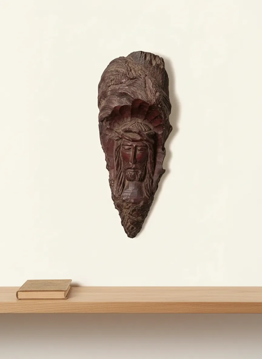 Cristo doliente tallado en madera rústica - 2