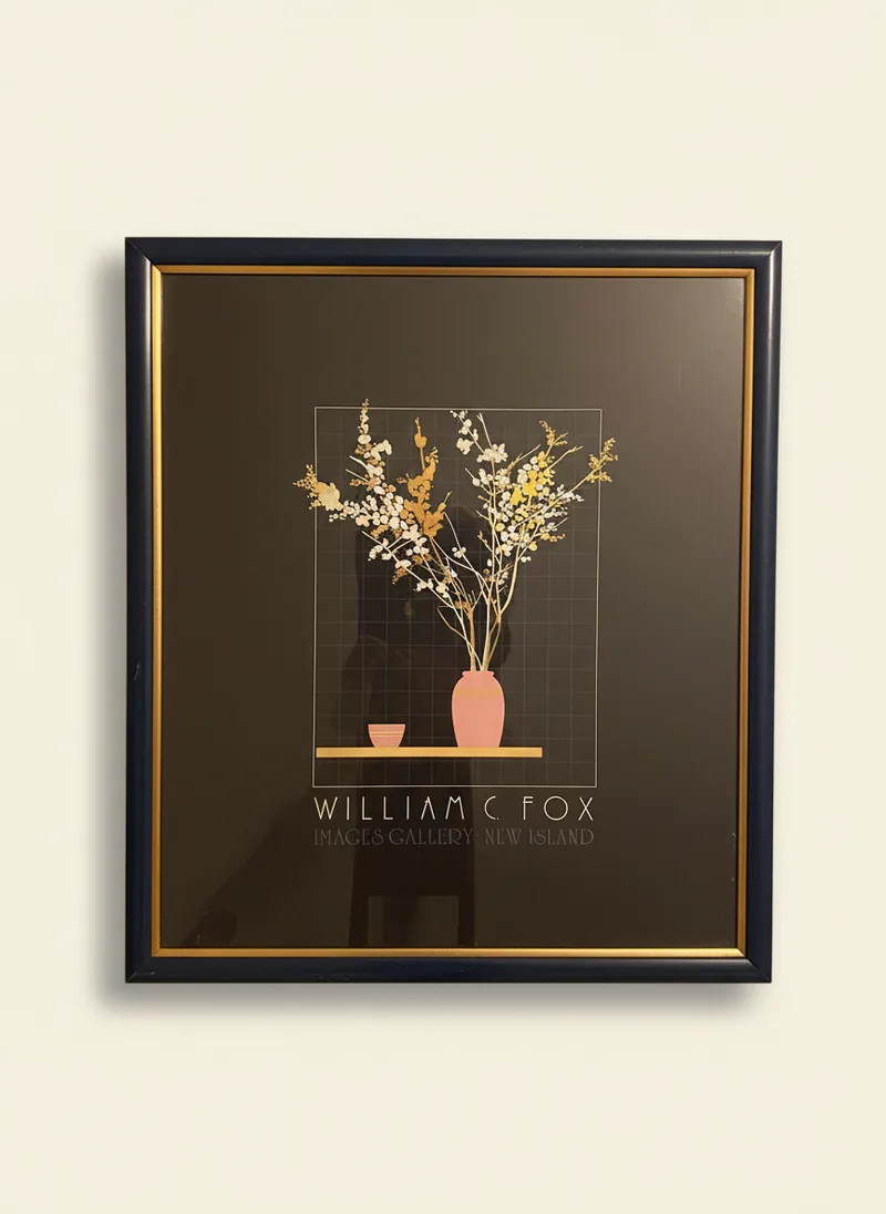 Afiche de galería minimalista con jarrón rosa, enmarcado