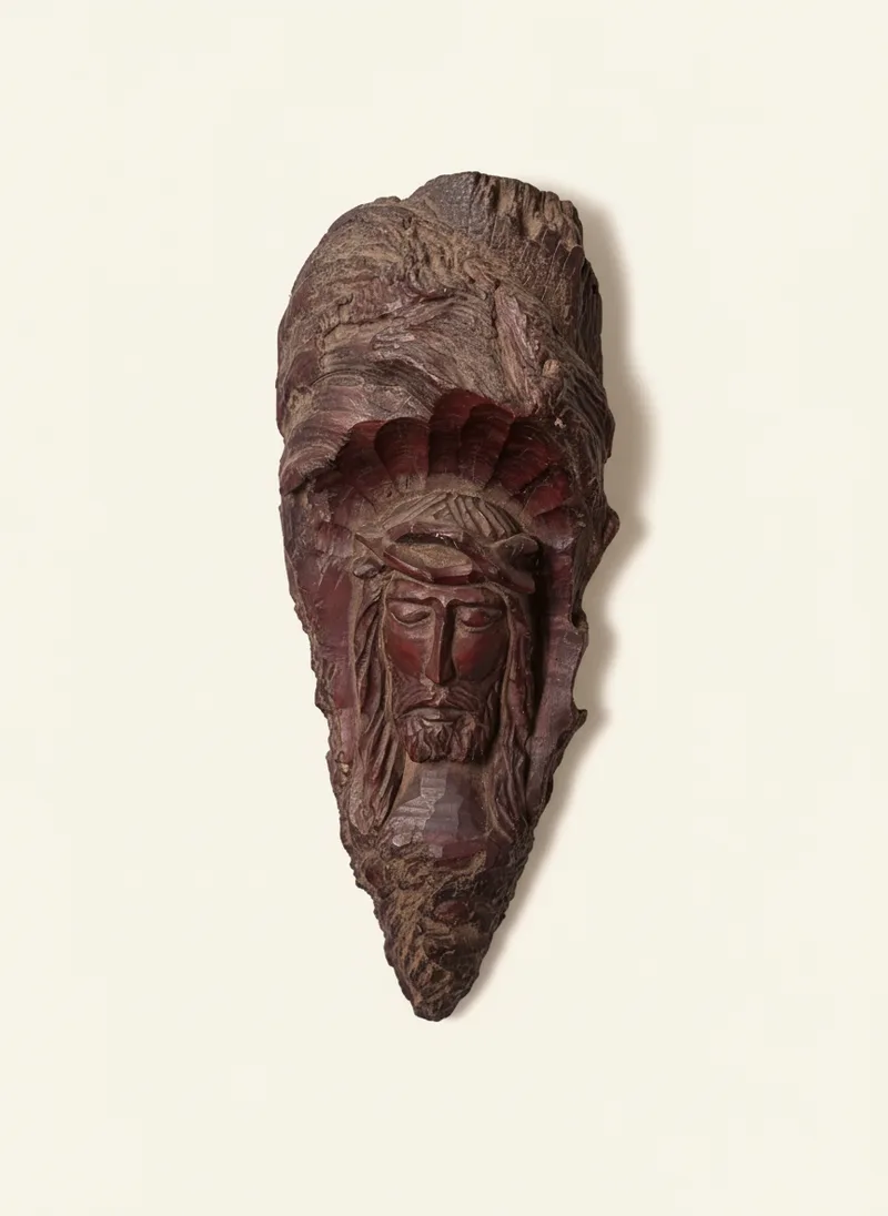 Cristo doliente tallado en madera rústica