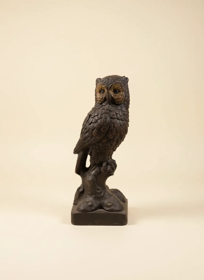 Búho naturalista de sobremesa en yeso patinado