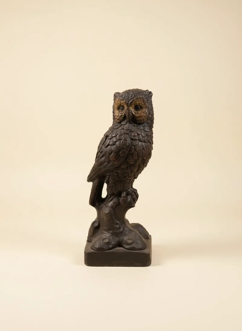Búho naturalista de sobremesa en yeso patinado