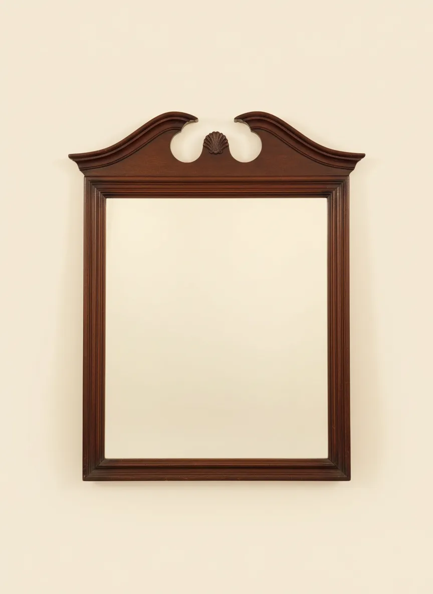 Espejo de pared con pedimento partido y concha tallada